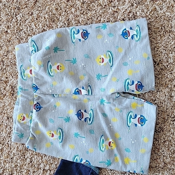 Baby Shark outfit, top 0-3m and bottom 3-6m - Picture 3 of 5